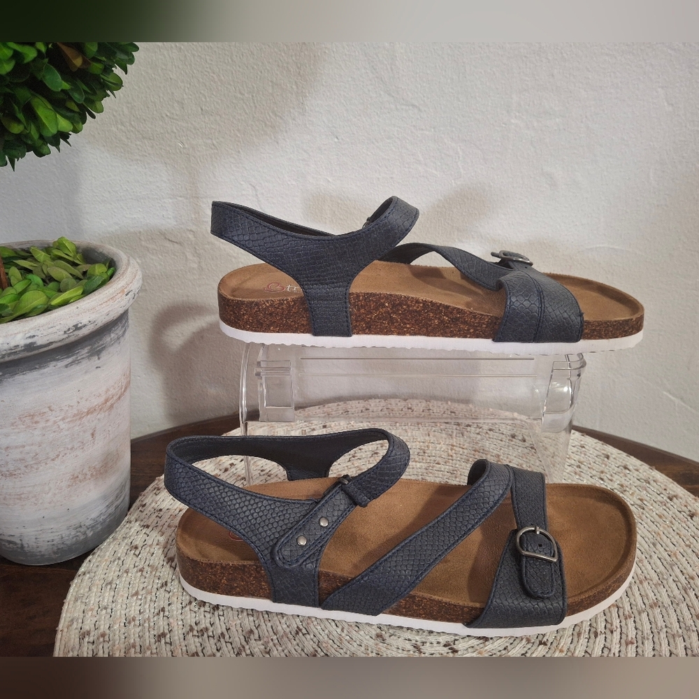 Women's Patty B True By Baretraps Navy Blue Sandals Size 8.